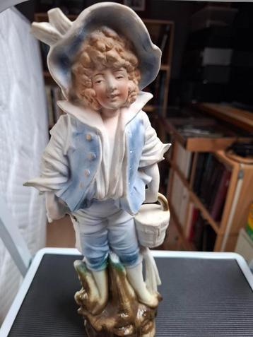 Statuette en biscuit beschikbaar voor biedingen