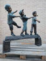 BRONZEN TUINBEELD 3 SPELENDE KINDEREN OP BOOMSTAM KOOPJE!!!, Tuin en Terras, Tuinbeelden, Ophalen of Verzenden, Nieuw, Overige materialen