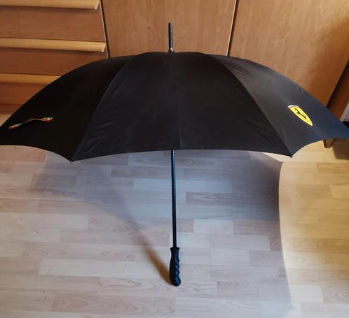 Parapluie Ferrari noir officiel 2018  large 133cm 2 logos, Bijoux, Sacs & Beauté, Parapluies, Comme neuf, Noir, Enlèvement ou Envoi