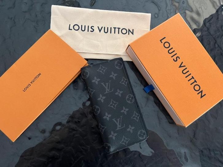 Louis vuitton Brazza wallet, Handtassen en Accessoires, Portemonnees, Nieuw, Overige merken, Zwart, Ophalen