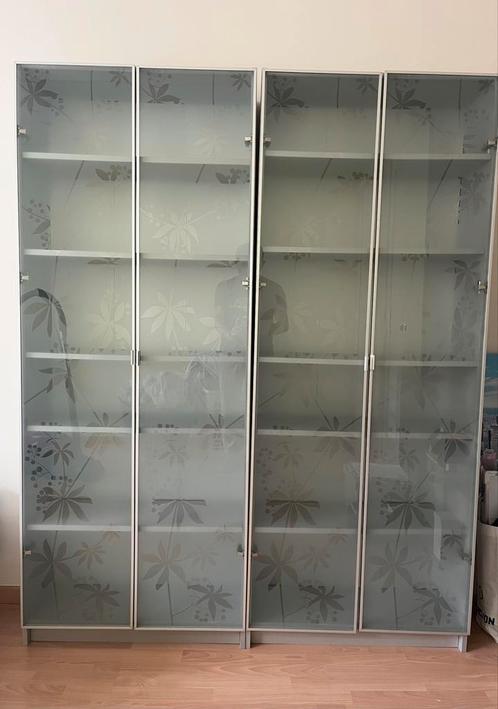 Billy boekenkast met glazen deuren - bloemenpatroon, Huis en Inrichting, Kasten | Boekenkasten, Gebruikt, 50 tot 100 cm, 150 tot 200 cm