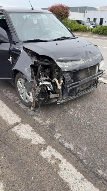 Voiture accidentée, Boîte manuelle, 1300 cm³, Enlèvement, Essence