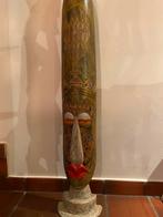 Kleurrijk Afrikaans beeldhouwwerk