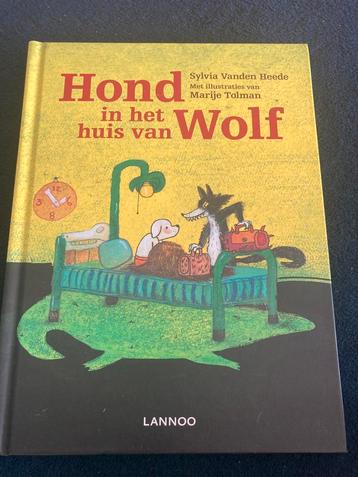 Hond in het huis van wolf beschikbaar voor biedingen