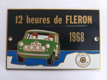 Vintage geëmailleerde borden beschikbaar voor biedingen