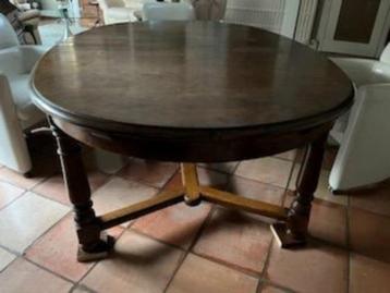 Prachtige vintaged eetkamertafel beschikbaar voor biedingen