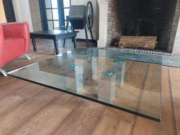 Glazen tafel beschikbaar voor biedingen