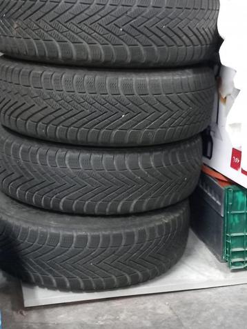 4 pneus d'hiver 195/65-15 Pirelli disponible aux enchères