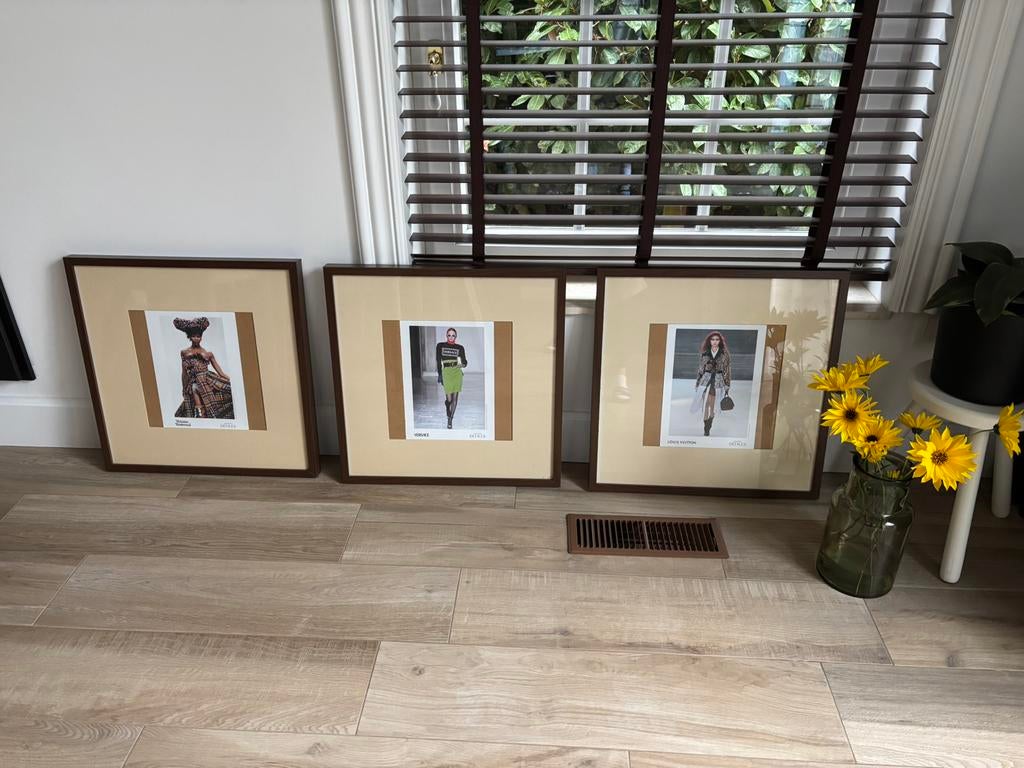 Prachtige kaders modefoto’s lés défiles in notenhout, Maison & Meubles, Accessoires pour la Maison | Cadres, Comme neuf, Enlèvement