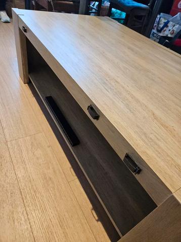 Salontafel met kabelgootjes beschikbaar voor biedingen