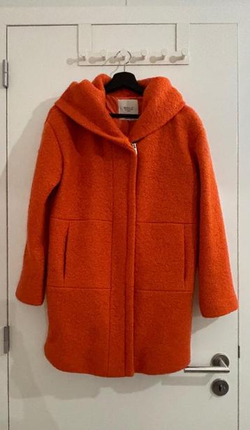Mantel Zara kleur oranje. Maat S wool blend.