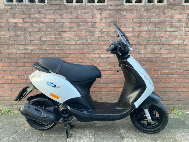 SUPERRRR MOOIE A KLASSE PIAGGIO ZIP 4 TAKT BOUWJAAR 2015, Fietsen en Brommers, Scooters | Piaggio, Zo goed als nieuw, Zip, Klasse A (25 km/u)