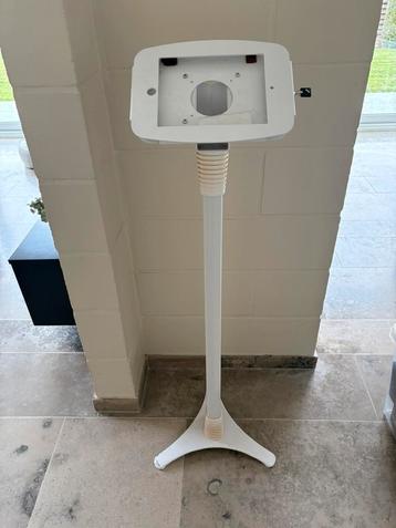 Tablet houder afsluitbaar voor aan receptie of op beurzen beschikbaar voor biedingen