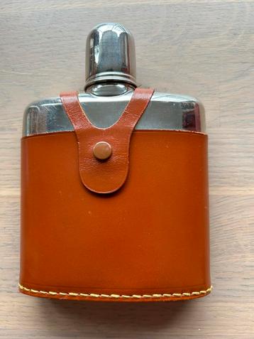 Vintage glazen zakflesje met lederen  etui. beschikbaar voor biedingen