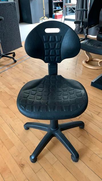 Zwarte bureaustoel in hard kunststof ook OK voor kinderen beschikbaar voor biedingen