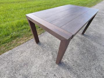 Hogere houten tafel beschikbaar voor biedingen
