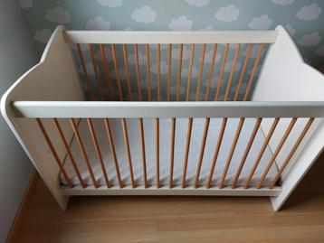 Prachtige degelijke, baby bed in landelijke stijl*KOOPJE* beschikbaar voor biedingen