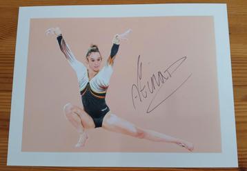 Gesigneerde foto van Nina Derwael.  beschikbaar voor biedingen