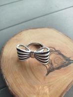 Mooie statement ring/ grote strik, Handtassen en Accessoires, Ringen, Zwart, Ophalen of Verzenden, Dame, Kleiner dan 17