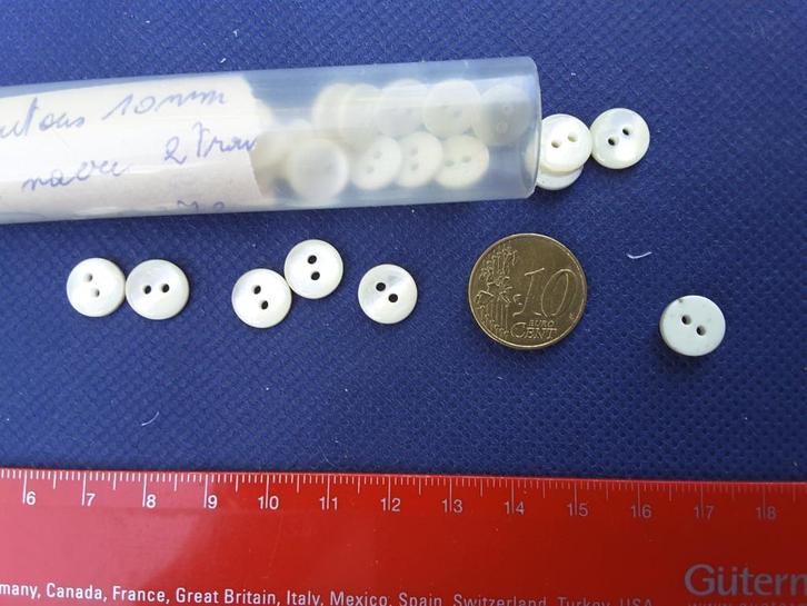 knopen 10 mm glanzend parelmoer wit 2 gaats licht B10372, Hobby en Vrije tijd, Naaien en Fournituren, Nieuw, Knoop of Knopen, Ophalen of Verzenden