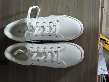 Witte dames sneakers met gouden accenten beschikbaar voor biedingen