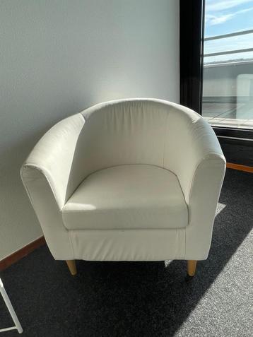 Vier mooie comfortabele kuipstoelen (2x wit, 2x grijs) beschikbaar voor biedingen