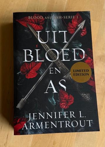 Blood and Ash 1 - Uit bloed en as - Armentrout - NIEUWSTAAT  beschikbaar voor biedingen