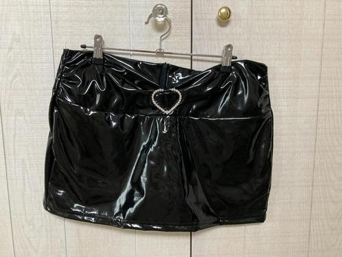 Mini-jupe en vinyle noir avec bijou cœur en guise de boucle, Vêtements | Femmes, Jupes, Neuf, Taille 42/44 (L), Noir, Au-dessus du genou