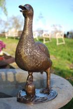 Beeld van een bronzen eend en haar eendje (fonta maken, Tuin en Terras, Tuinbeelden, Ophalen of Verzenden, Zo goed als nieuw, Overige materialen