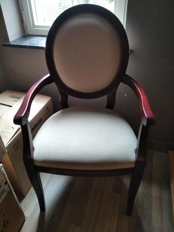 Medaillonstoel met armleun beschikbaar voor biedingen
