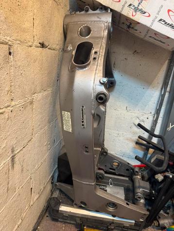 Frame met papieren 1997 kawasaki zx7r beschikbaar voor biedingen