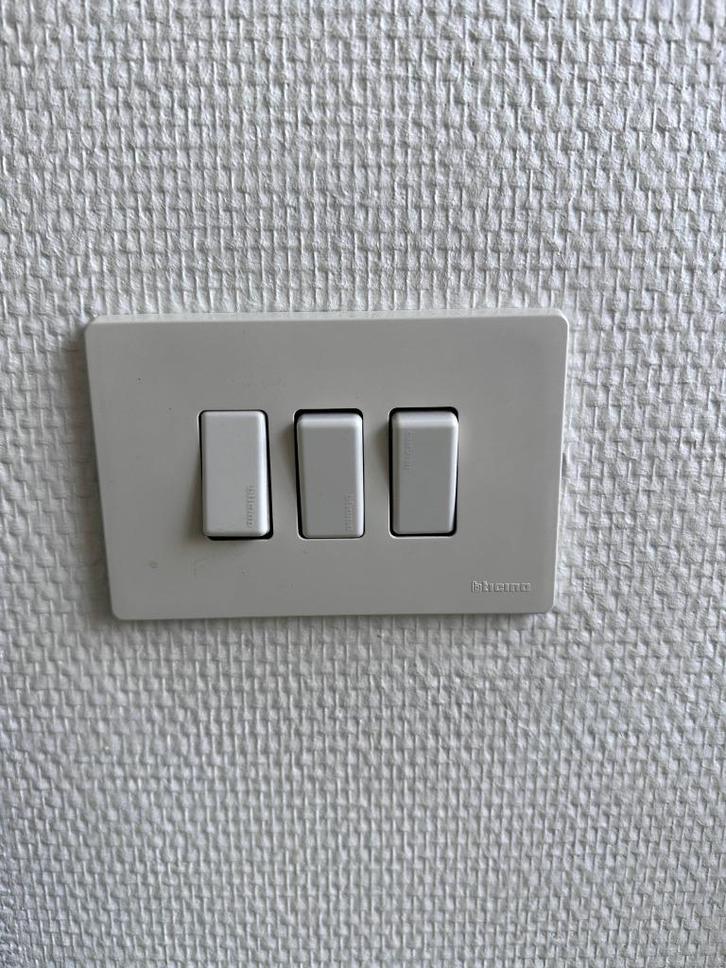 BTcino lichtschakelaars en stopcontacten MAGIC/IVOOR, Doe-het-zelf en Bouw, Elektriciteit en Kabels, Zo goed als nieuw, Schakelaar