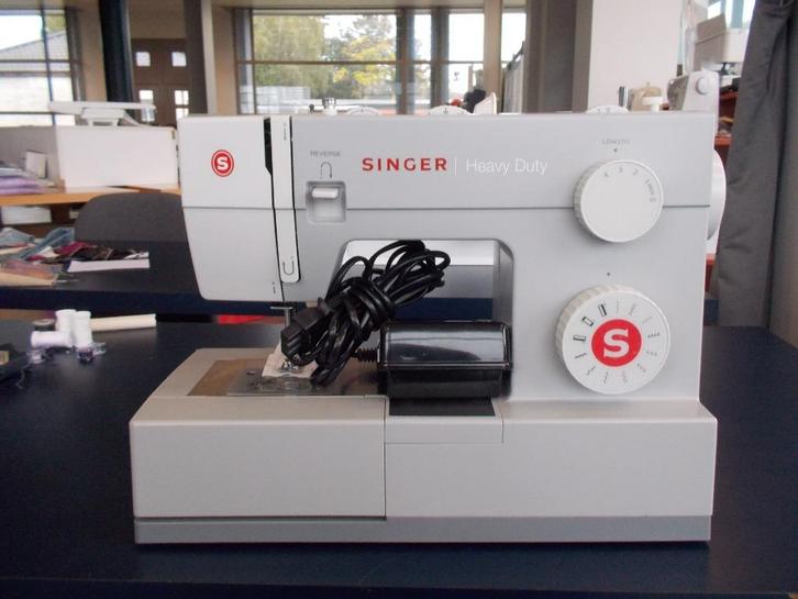 singer type heavy duty 4411, Hobby en Vrije tijd, Naaimachines en Toebehoren, Zo goed als nieuw, Naaimachine, Singer, Ophalen