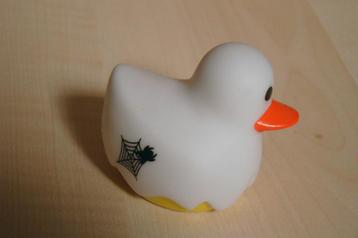 badeend wit , spooky met tattoo spinnenweb , rubber 5cm hoog, Enlèvement ou Envoi, Neuf