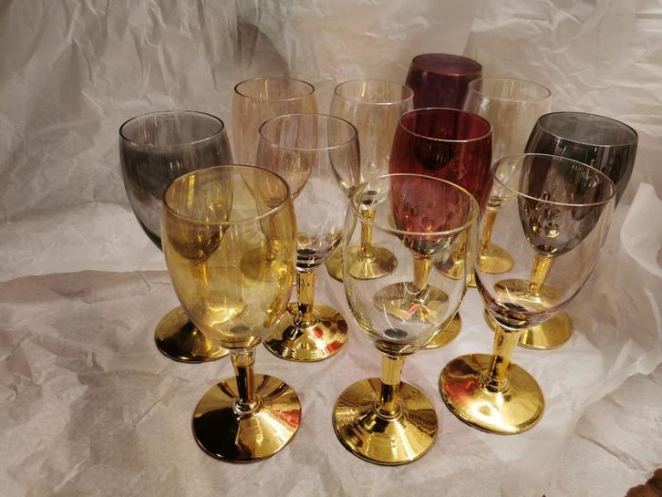 Vintage aperitief glazen gekleurd gouden voetje 11 stuks, Antiek en Kunst, Antiek | Glaswerk en Kristal, Ophalen of Verzenden