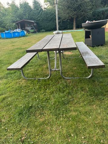 Zeer zware solide tafel beschikbaar voor biedingen