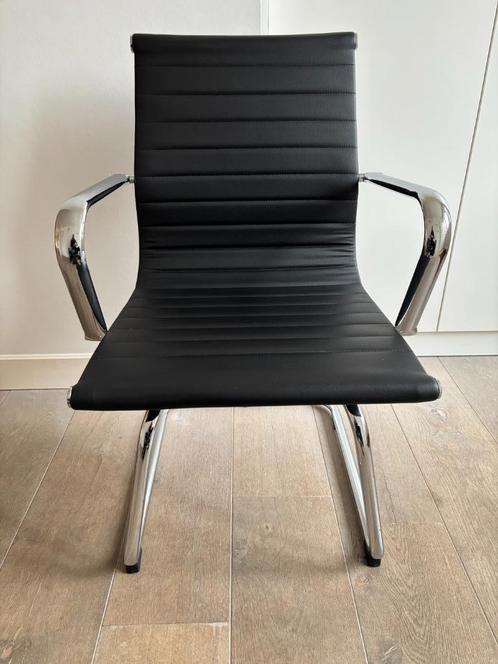 2 vaste bureelstoelen Eames look alike, samen of apart, Huis en Inrichting, Bureaustoelen, Zo goed als nieuw, Bureaustoel, Zwart