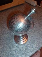 globe terrestre en métal gravé, Maison & Meubles, Accessoires pour la Maison | Globes, Comme neuf, Enlèvement ou Envoi