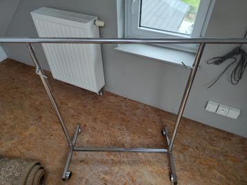 2 portants à vêtements beschikbaar voor biedingen