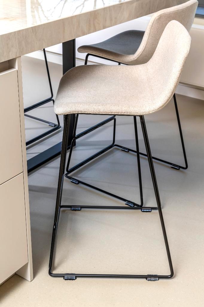 Barkruk Elin Grande TOOON collectie 65 cm - 40%, Huis en Inrichting, Barkrukken, Nieuw, 60 tot 90 cm, Metaal, 4 krukken, Met voetsteun