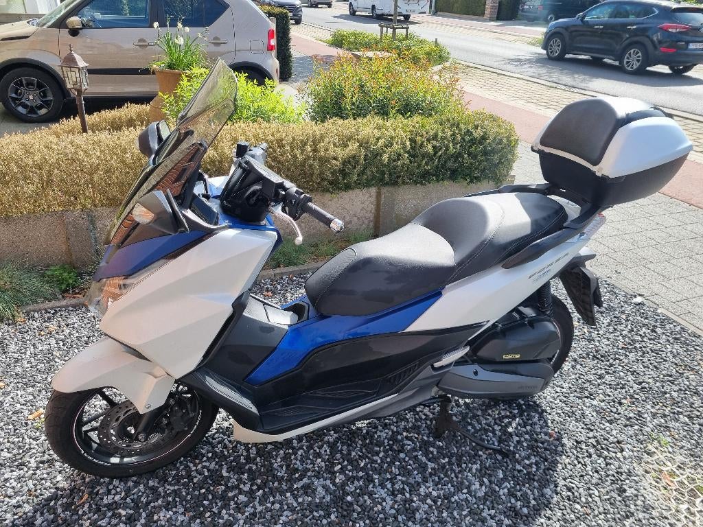 honda forza 125cc 2017 blauw/wit, Motos, Motos | Honda, Poignées chauffantes, Scooter, Occasion, Permis Moto A1 minimum