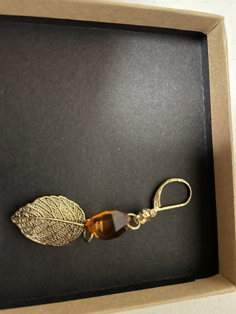 Knappe goudkleurige oorbel, Ophalen of Verzenden, Zo goed als nieuw