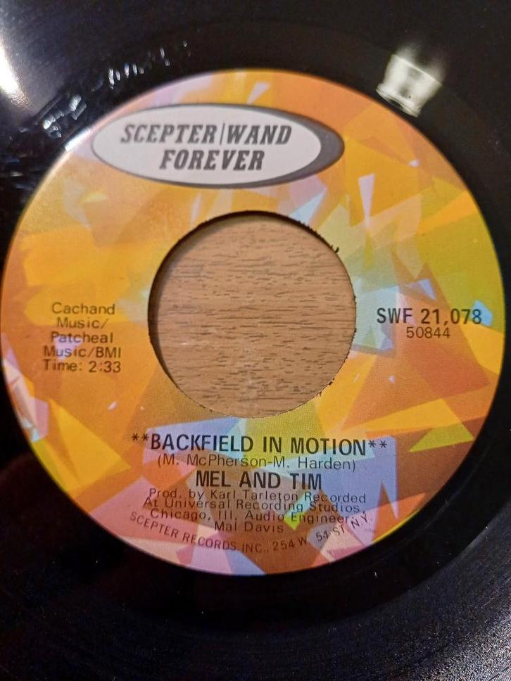 Mel And Tim – Backfield In Motion   SOUL - FUNK, CD & DVD, Vinyles Singles, Comme neuf, Single, R&B et Soul, 7 pouces, Enlèvement ou Envoi