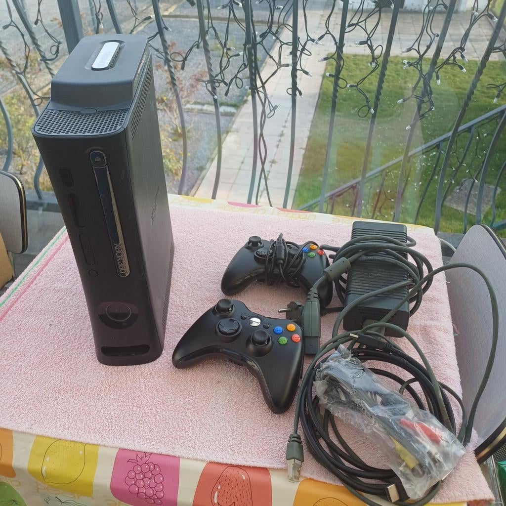 Xbox 360 elite,  2 manettes, 49 jeux , tous les cables, Consoles de jeu & Jeux vidéo, Enlèvement ou Envoi