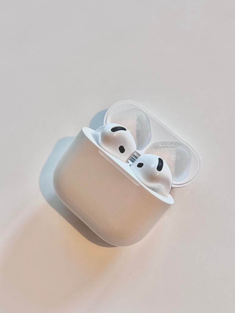 AirPods 4 met ruisonderdrukking, Ophalen of Verzenden, Zo goed als nieuw