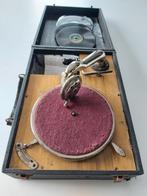 Oude draagbare en opwindbare grammofoon in kist, Enlèvement ou Envoi