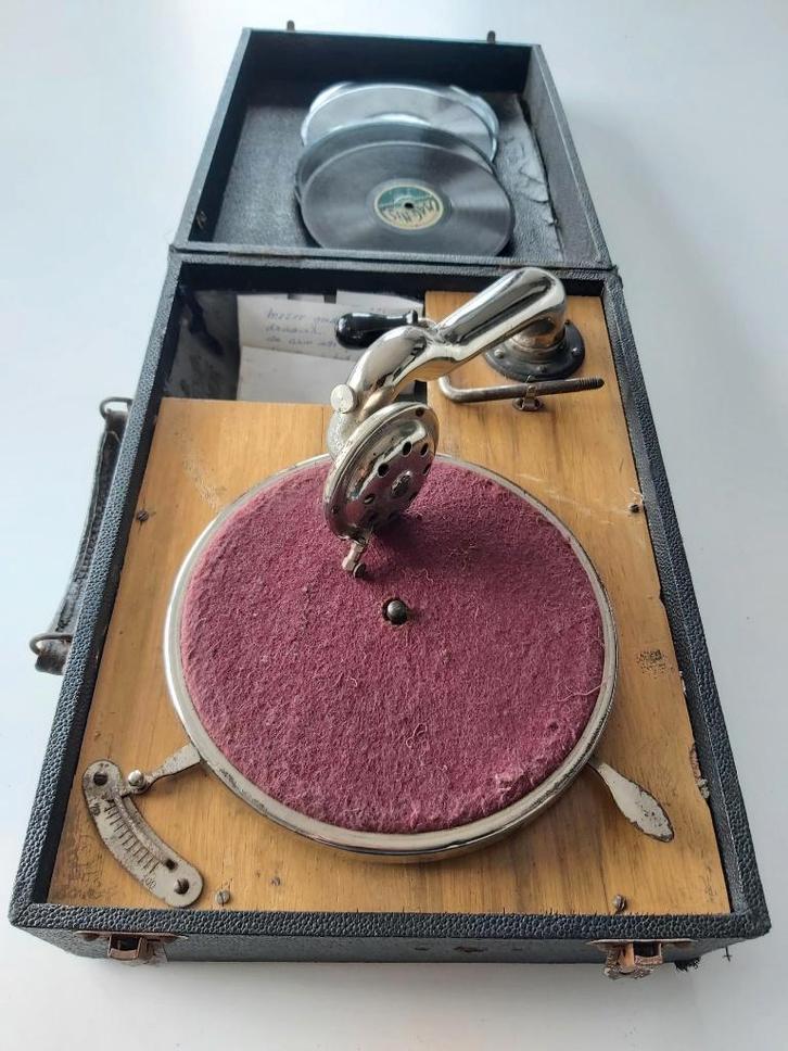 Oude draagbare en opwindbare grammofoon in kist, Antiquités & Art, Antiquités | TV & Hi-Fi, Enlèvement ou Envoi