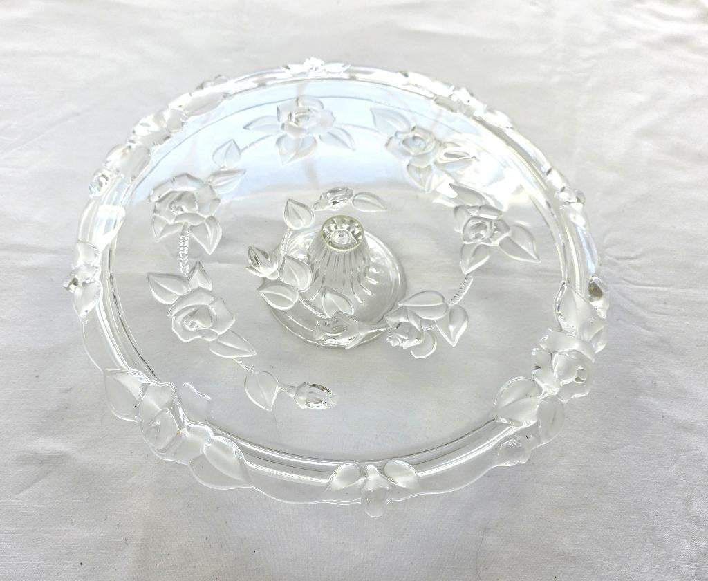 Mooie taartschaal op voet met rozenslinger, Ophalen of Verzenden, Zo goed als nieuw, Glas, Effen