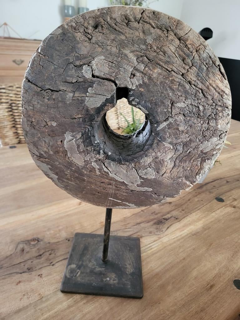 Zwaar houten karrenwiel op voet, Ophalen