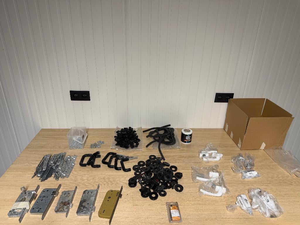 Partij raam- en deurmontagemateriaal-beslag-sloten-grepen, Ophalen, Gebruikt, Hout, Overige typen